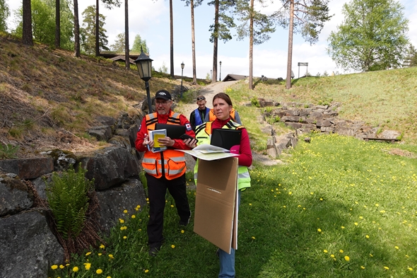 Foto av hjelpekorpsere på tur ved tjern