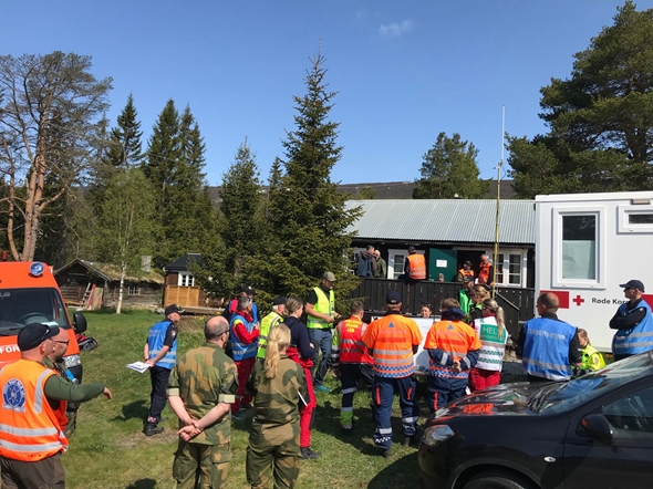 foto av mange aktører i en øvelse