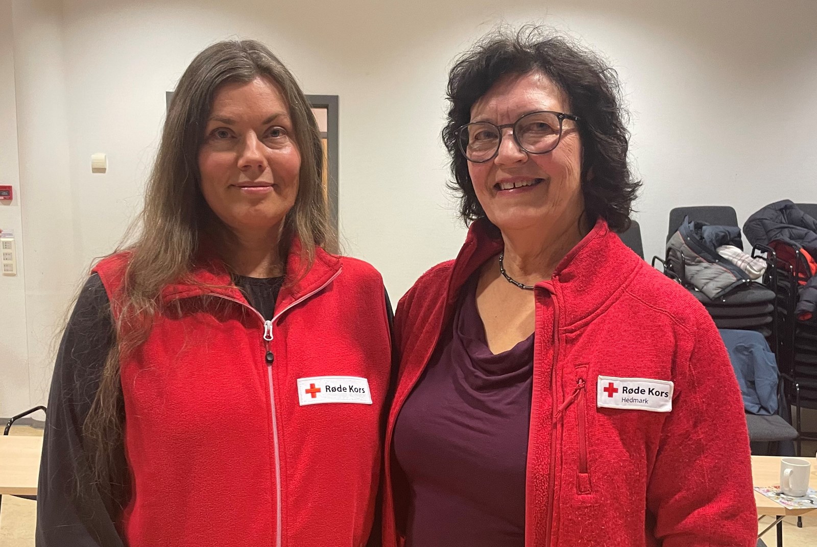 To kvinner i Røde Kors jakker