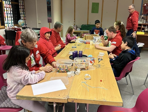 Mange barn rundt et aktivitetsbord