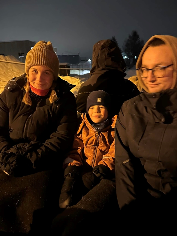 En familie på tre kjører kanefart.