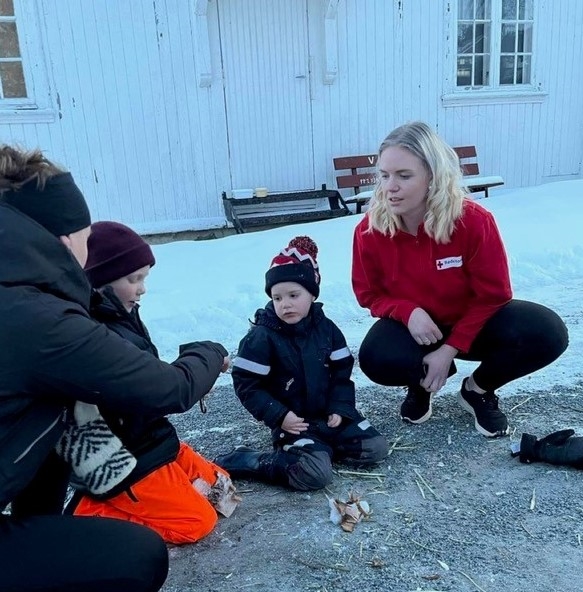 Leder i Barnas Røde Kors, sammen med barn