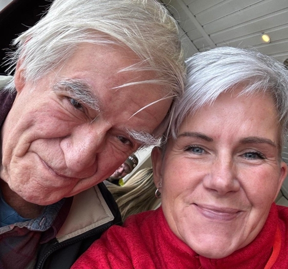 Foto av kvinne med Røde Kors-jakke, og en eldre mann.