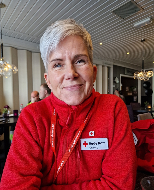 Foto av en kvinne i Røde Kors-jakke.
