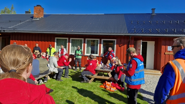 En stor gjeng mennesker samlet før de går igang med øvelse.
