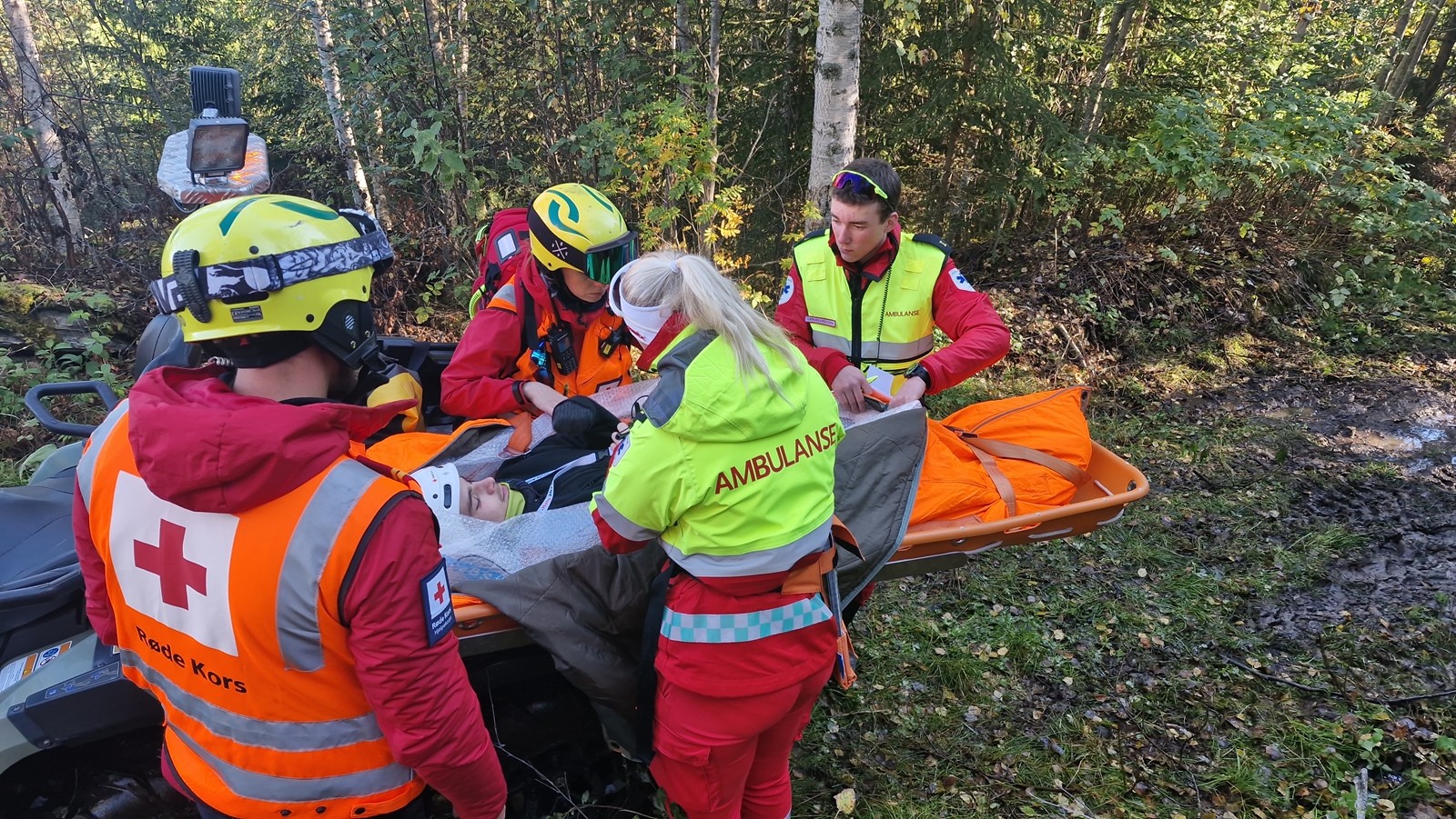Hjelpekorpsere og andre ute i skogen.
