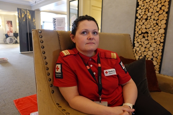 Kvinne som holder opp diplom