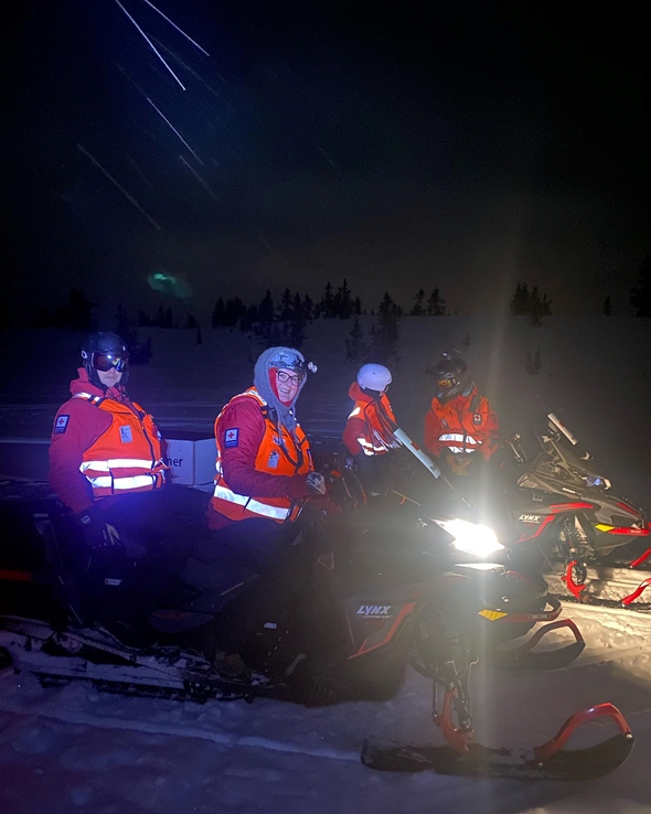 Hjelpekorpsere ved snøscooter