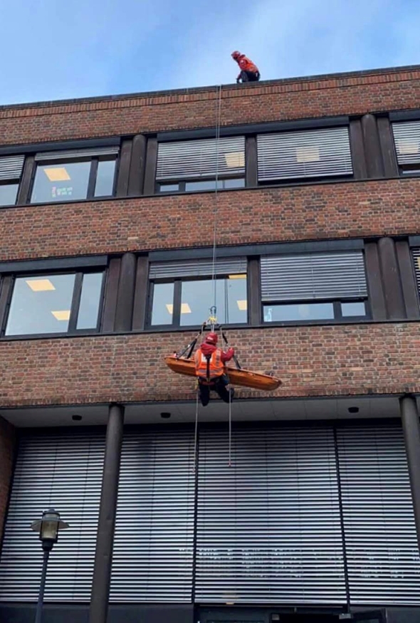 Justisminister Emilie Enger Mehl ble heis opp opp på båre utenfor  Norges Røde Kors