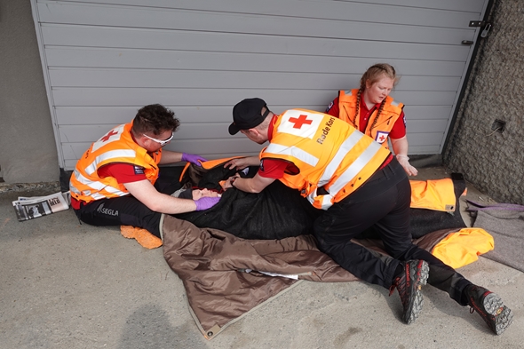 Hjekpekorps i gang med å øve på å redde mennesker ved en elv.