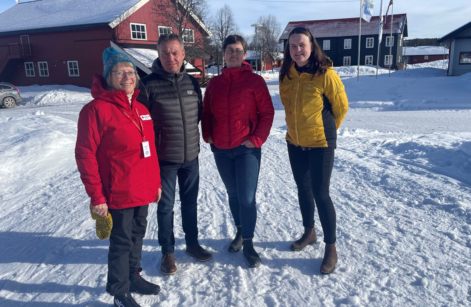 Fire mennesker ute på vinteren på Røde Kors-opphold