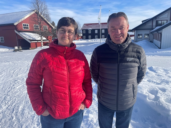 En mann og en kvinne, som er ordførere ute på et vinteropphold med Ferie or alle i Røde Kors.