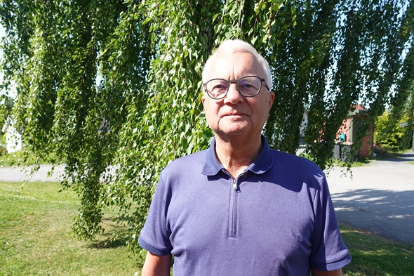 Mann fotografert på plenen i sola