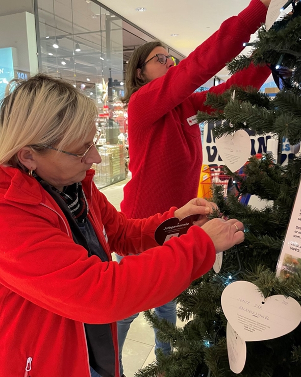 Liten jente som ser på et ønske