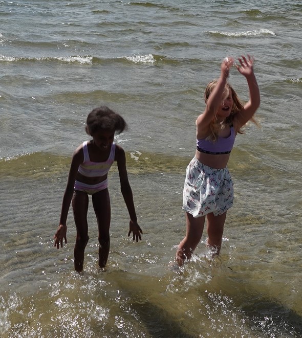 To jenter som leker i vannet