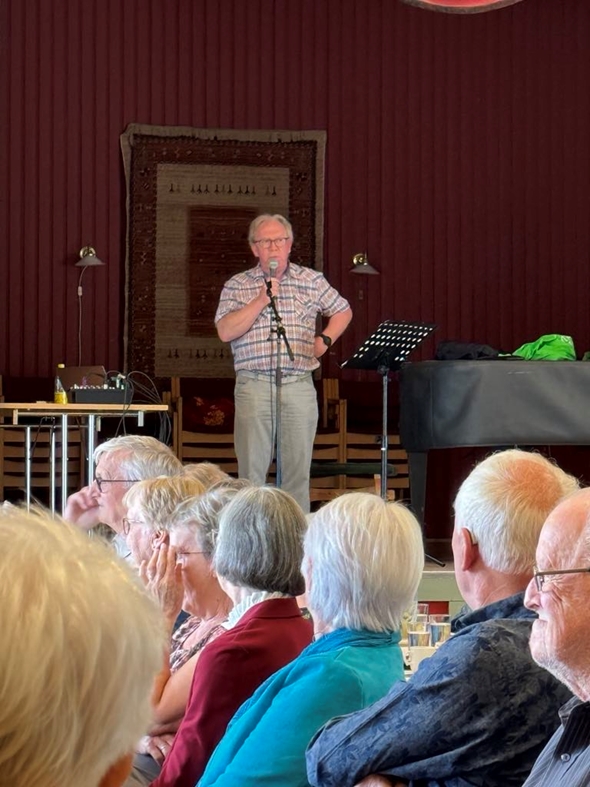 Foto av eldre mann på scene