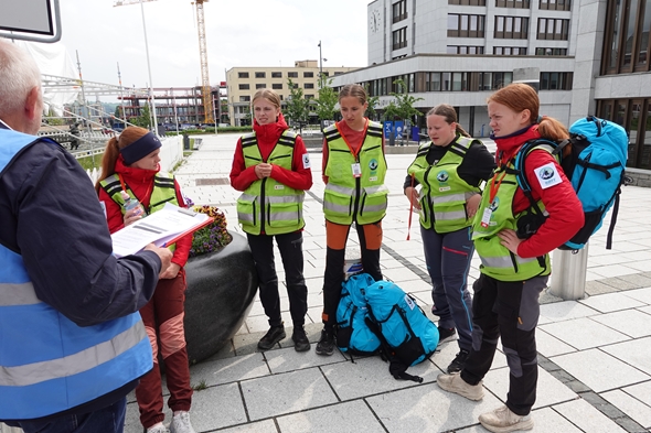 Jenter deltar på distriktsmesterskap i hjelpekorps