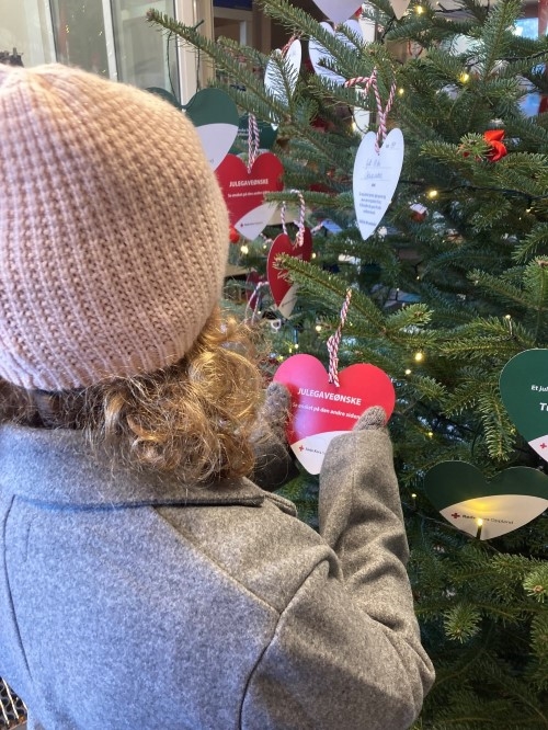 Foto av jente som ser på hjerte