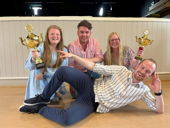 Bilde av fire mennesker som poserer for kamera