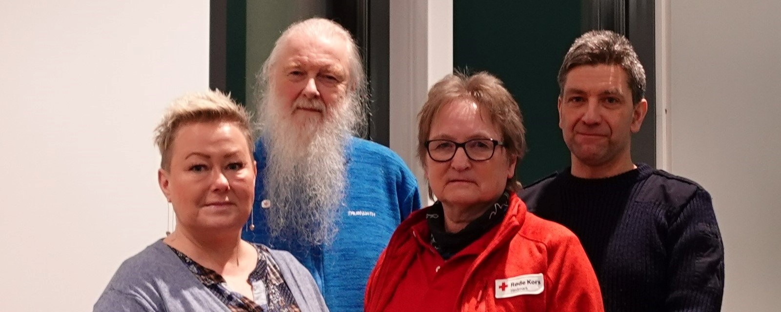 to kvinner og to menn fra styret i Odal Røde Kors ser i kamera, inne