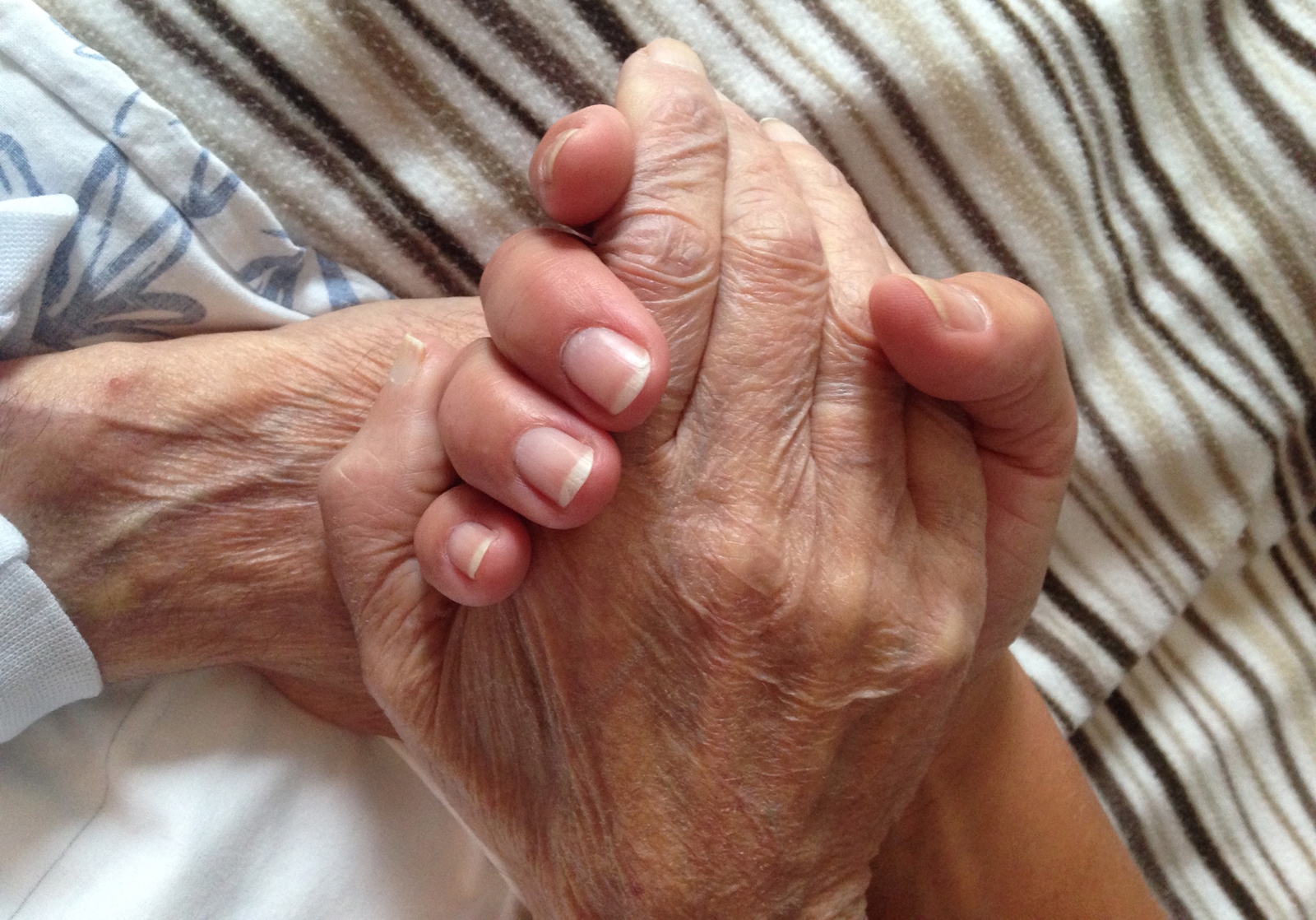 Hender som holder hverandre