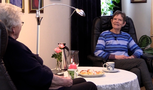 To damer drikker kaffe