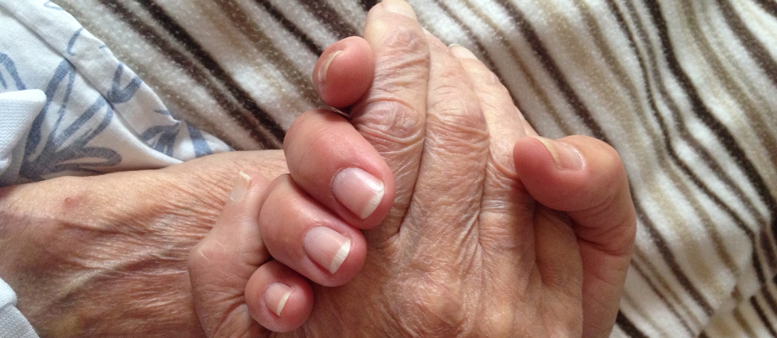 Hender som holder hverandre