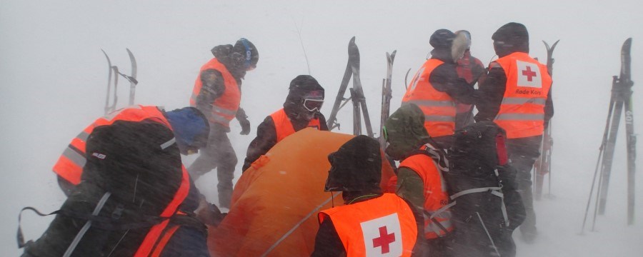 En gruppe personer fra hjelpekorpset ute i storm på fjellet