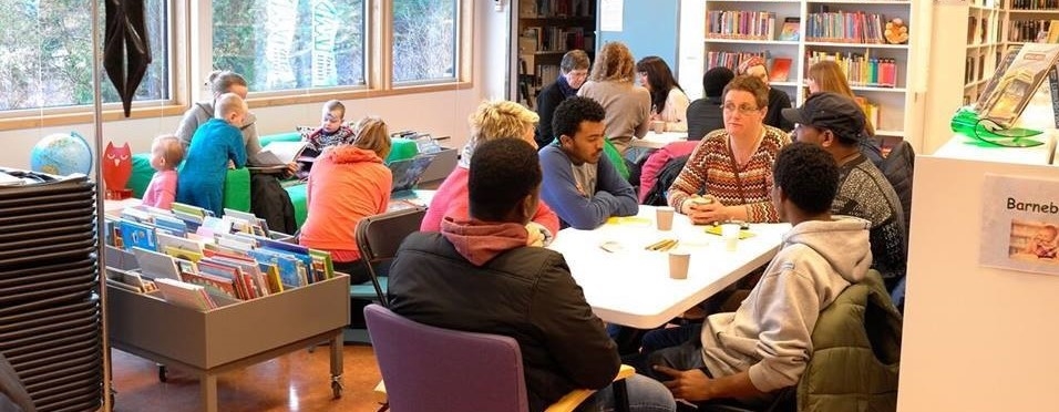 Folk sitter i bibliotek