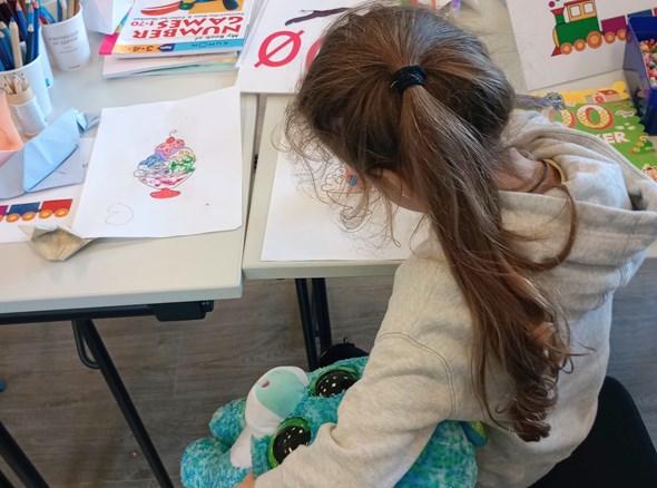 Lek og tegning bidrar til en tryggere hverdag for de ukrainske barna på Kokstad.