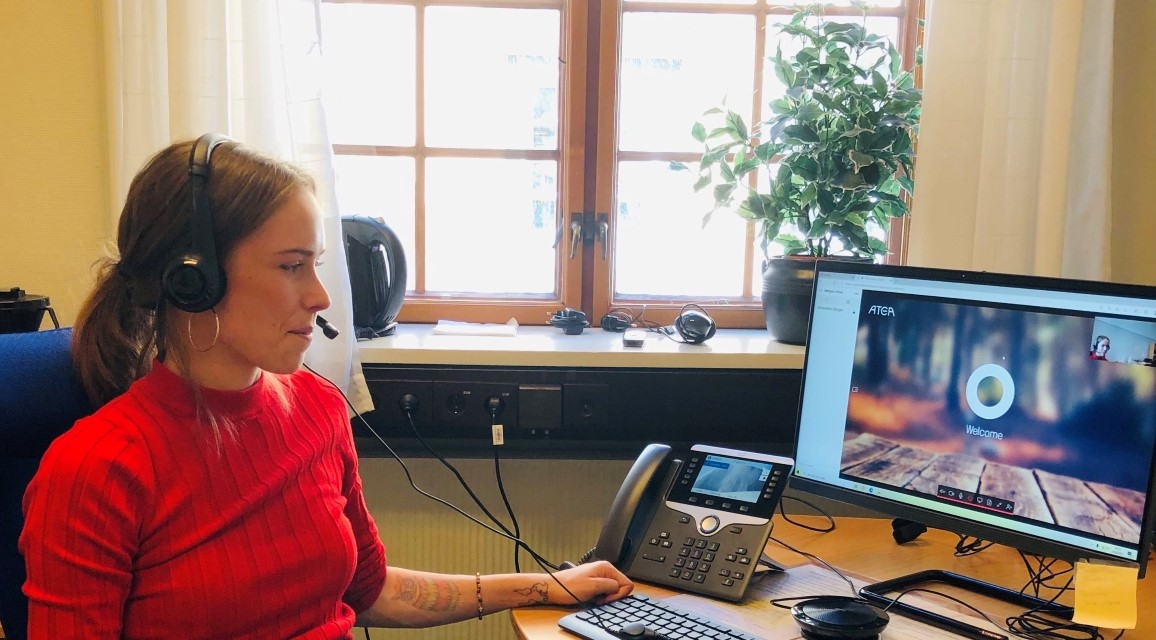 Kvinne sitter ved PC 