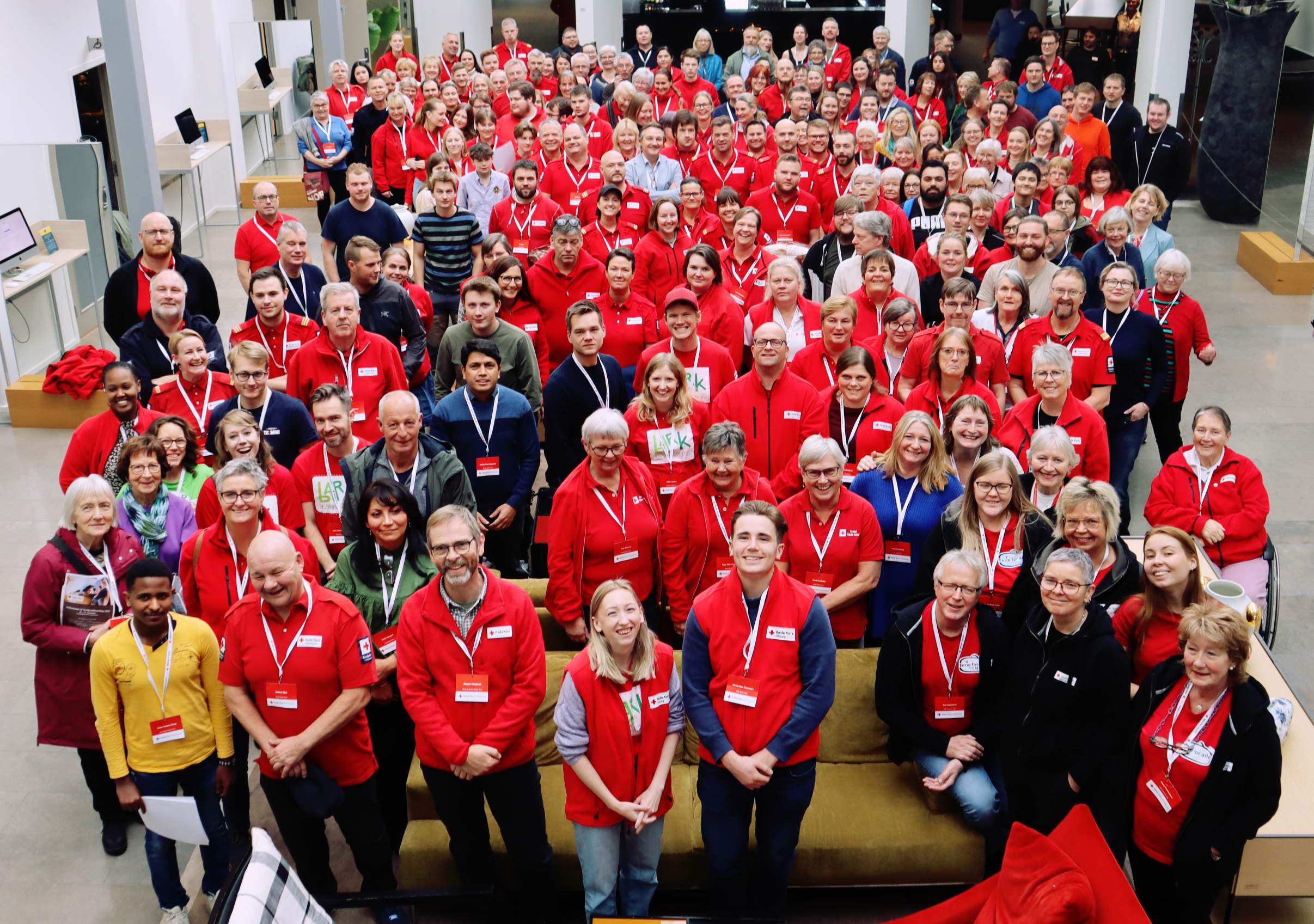 Mange mennesker samlet