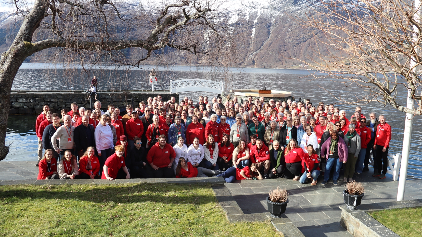 Gruppebilde av deltakere på Hordaland Røde Kors sitt årsmøte i 2025.