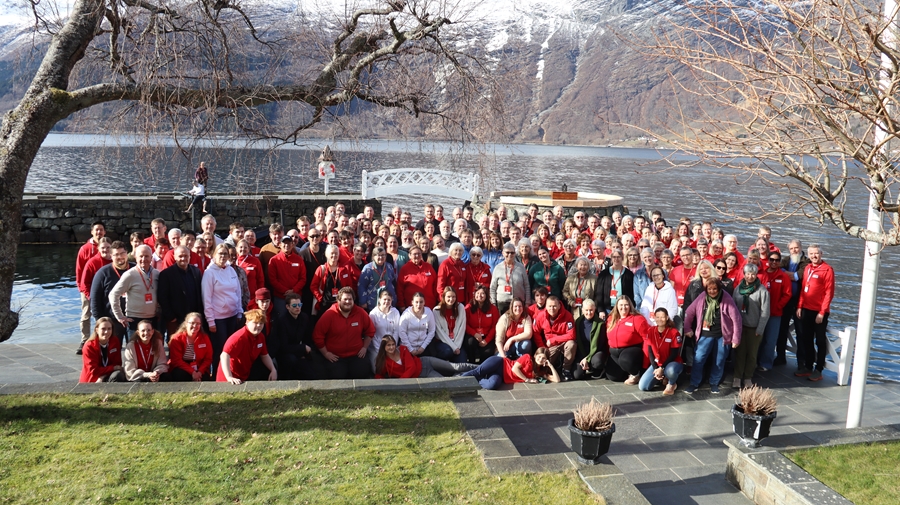 Gruppebilde av frivillige og ansatte i HRK.