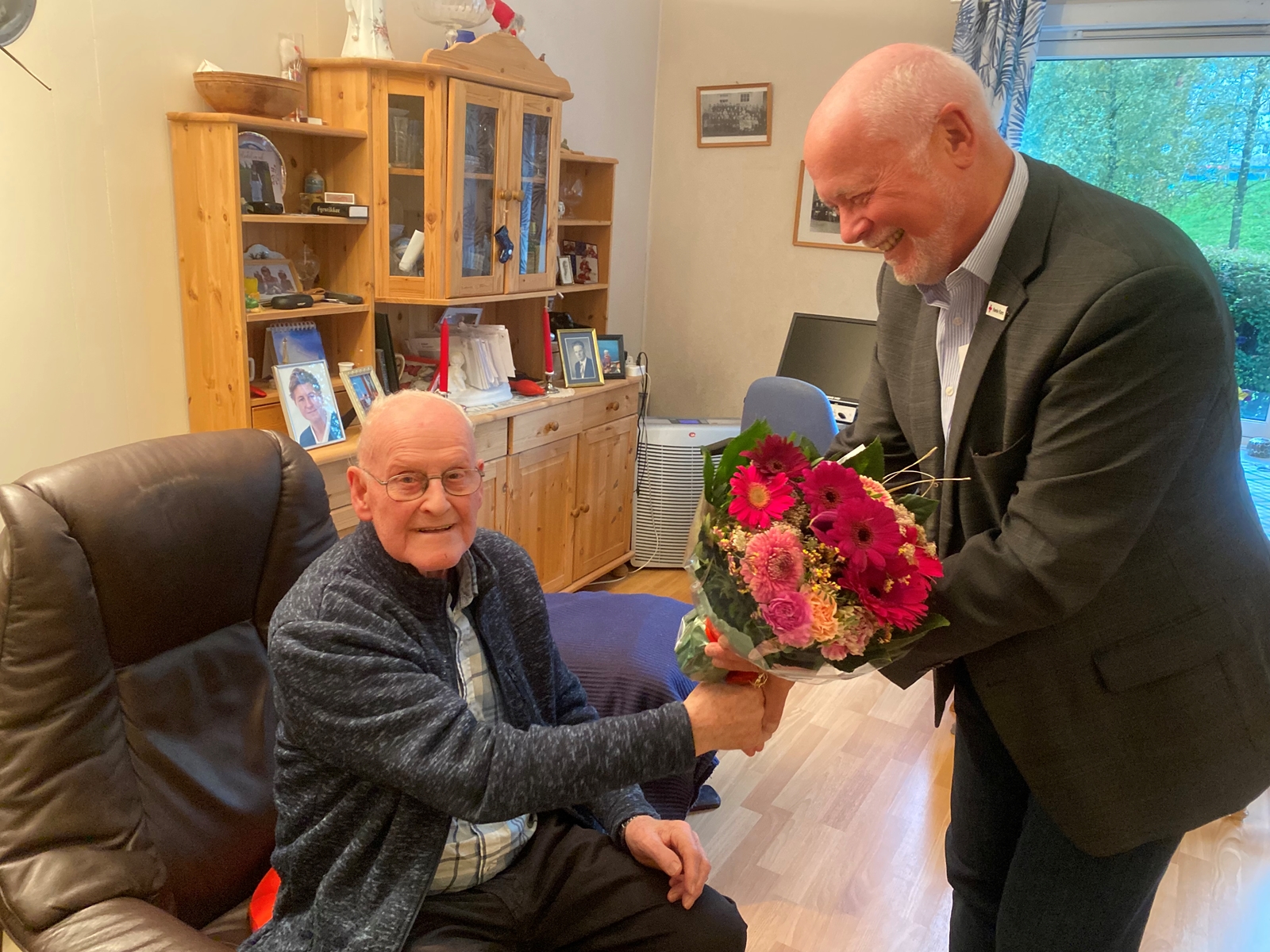 Giver Alfred med styreleder John Magnar Bøe gir gave Barnas Røde Kors Fyllingsdalen