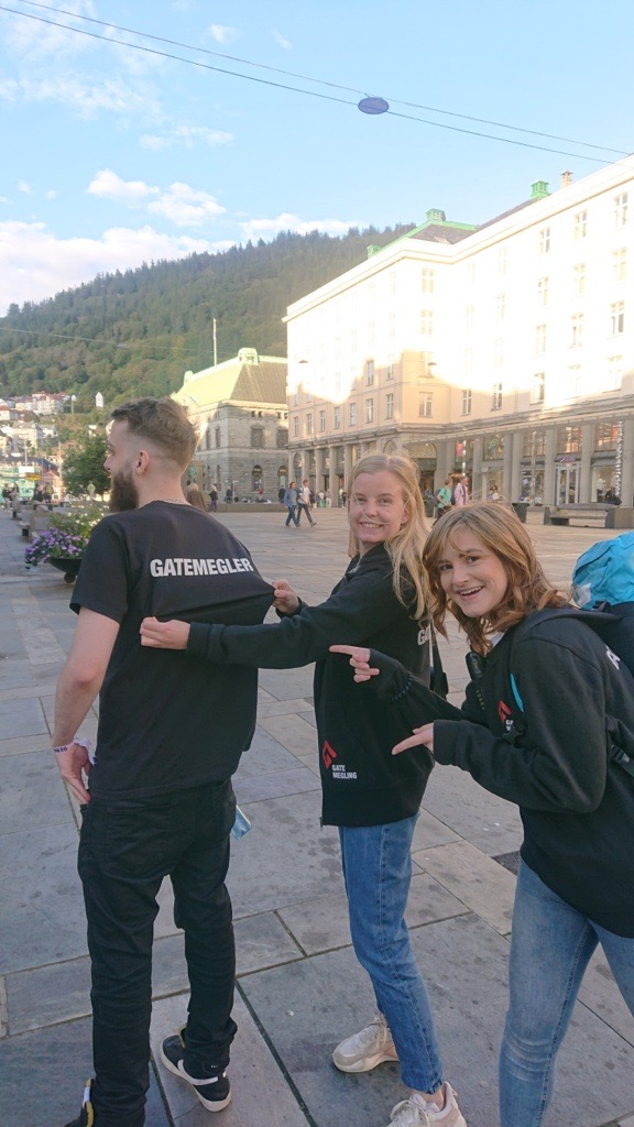 Gatemeglere i Bergen Røde Kors er ute og støtter myndighetene i forbindelse med antirasistisk demonstrasjon i Bergen.