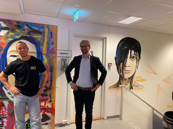 Leder for oppvekst i Bergen Røde Kors sammen med byrådsleder Roger Valhammer på Fellesverket