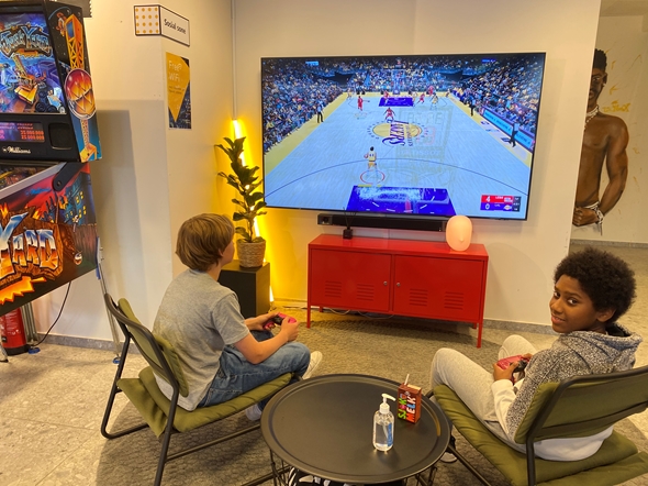 Ungdommer spiller FIFA på Fellesverket i Bergen.