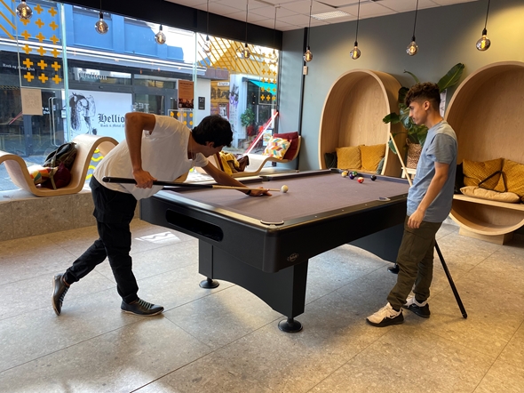 To deltakere på Fellesverket i Bergen spiller biljard.