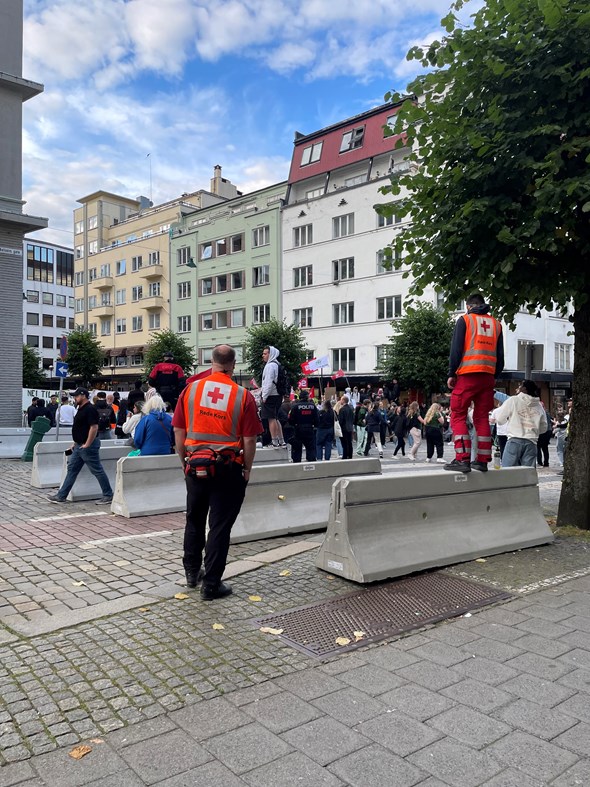 Hjelpekorpsere i gaten i Bergen. Frivillige hjalp til under antirasistisk arrangement.