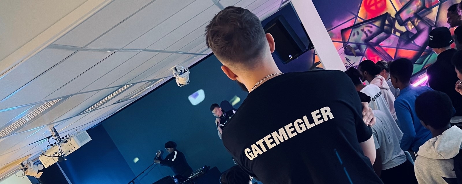 Gatemegler i Bergen Røde Kors står med ryggen til og passer på under et ungdomsarrangement på Fellesverket i Bergen.