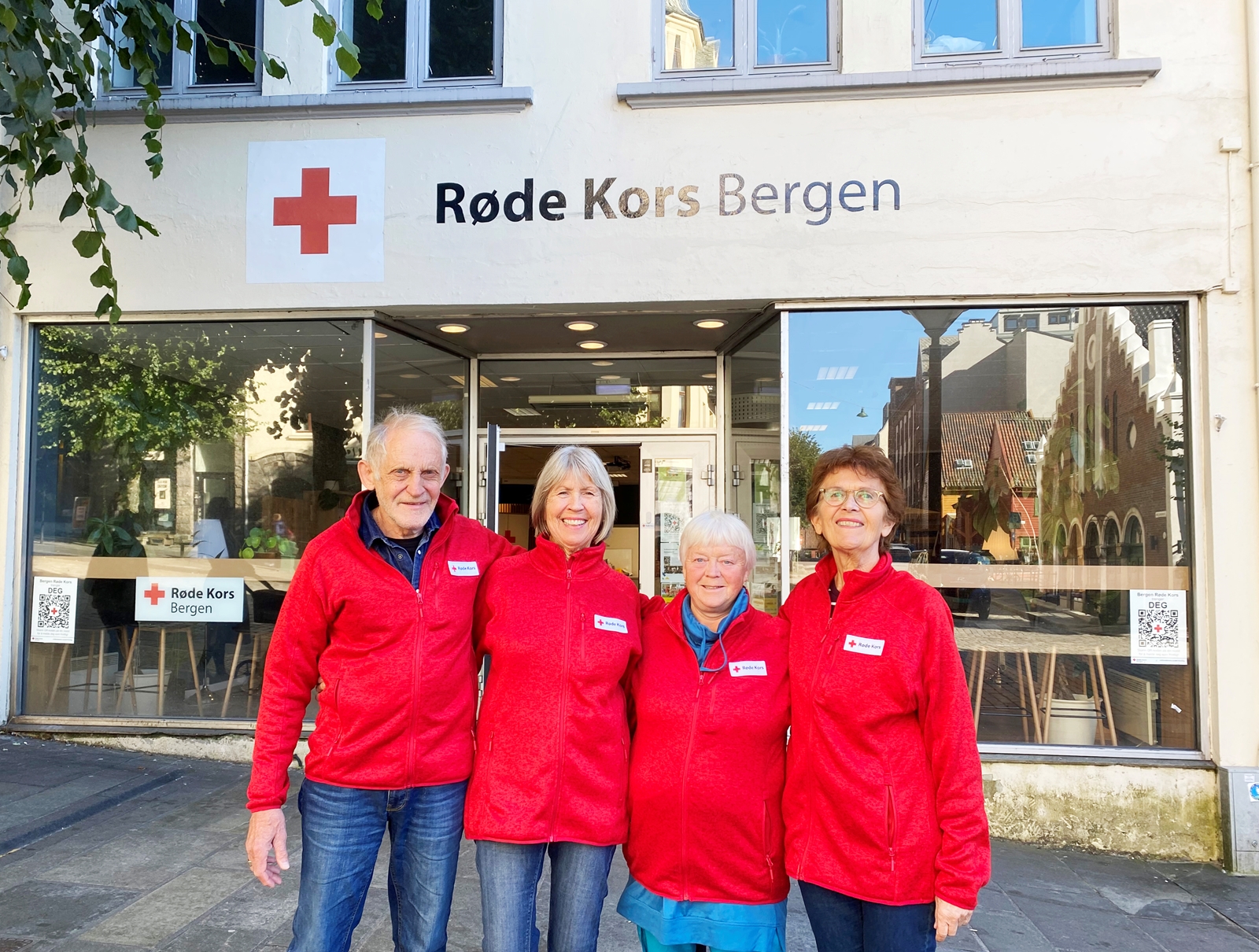 Frivillige i Bergen Røde Kors utenfor Røde Kors-huset på Vetrlidsallmenningen.