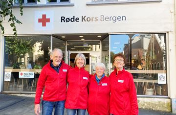 Frivillige i Bergen Røde Kors utenfor Røde Kors-huset på Vetrlidsallmenningen.