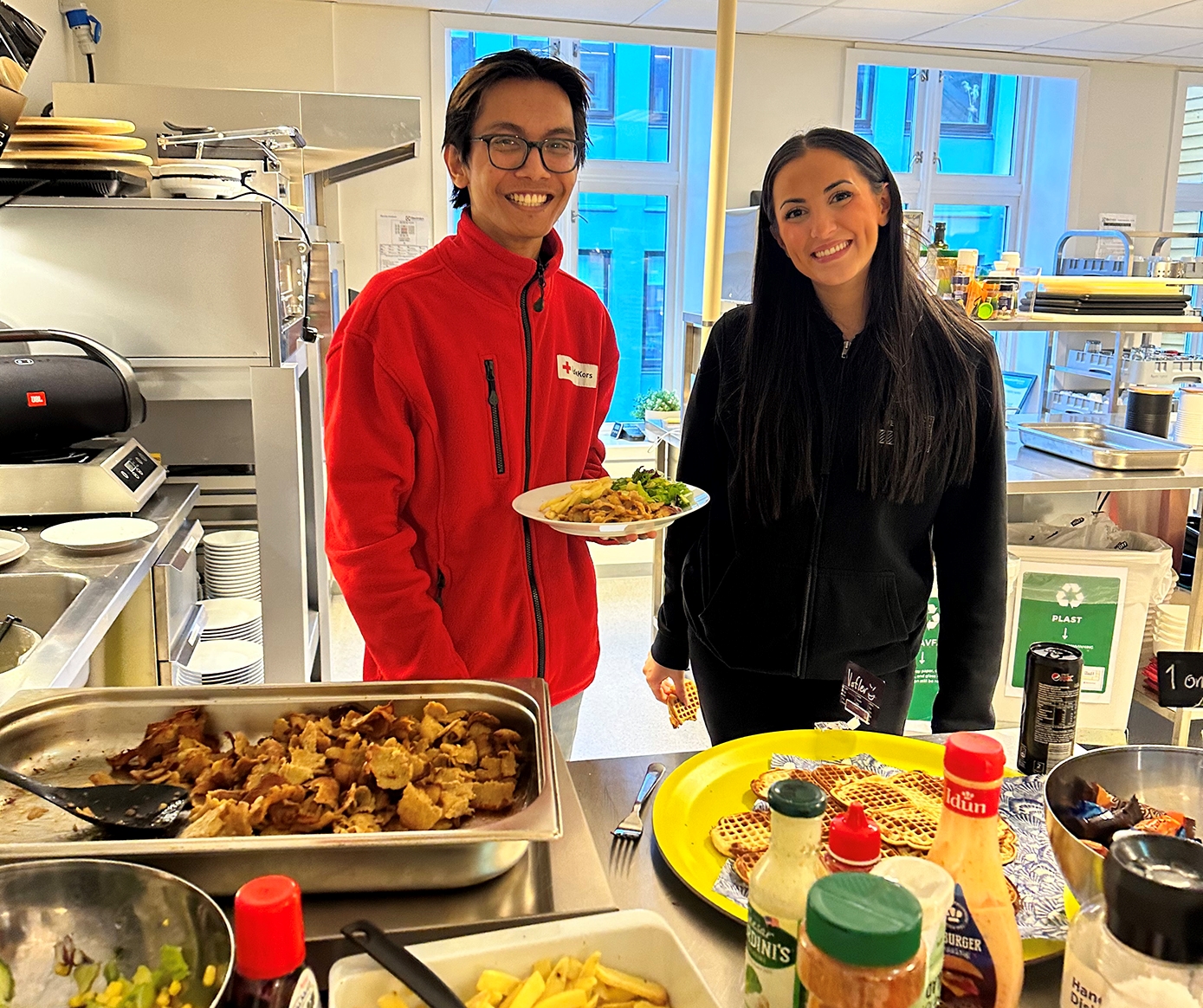IKKE BARE VAFLER, SÅKLART: På Kafé Kompis lages det mat til ungdom som kommer rett fra skolen for å ha det sosialt eller få leksehjelp. Ole steker vafler, men lager også salater og noe annet godt.