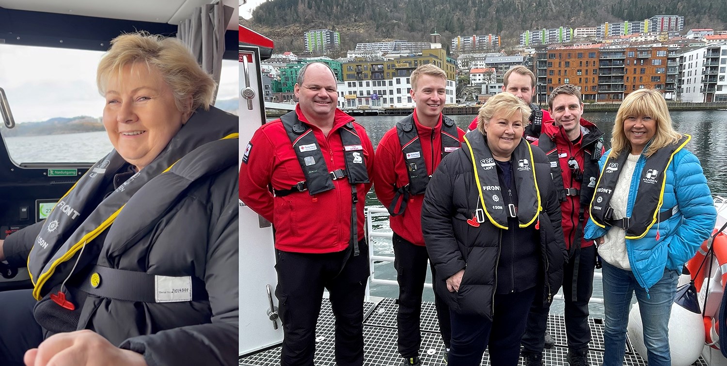 Høyreleder Erna Solberg styrer Røde Kors-båten «Bjørgvin» utover Byfjorden i Bergen.