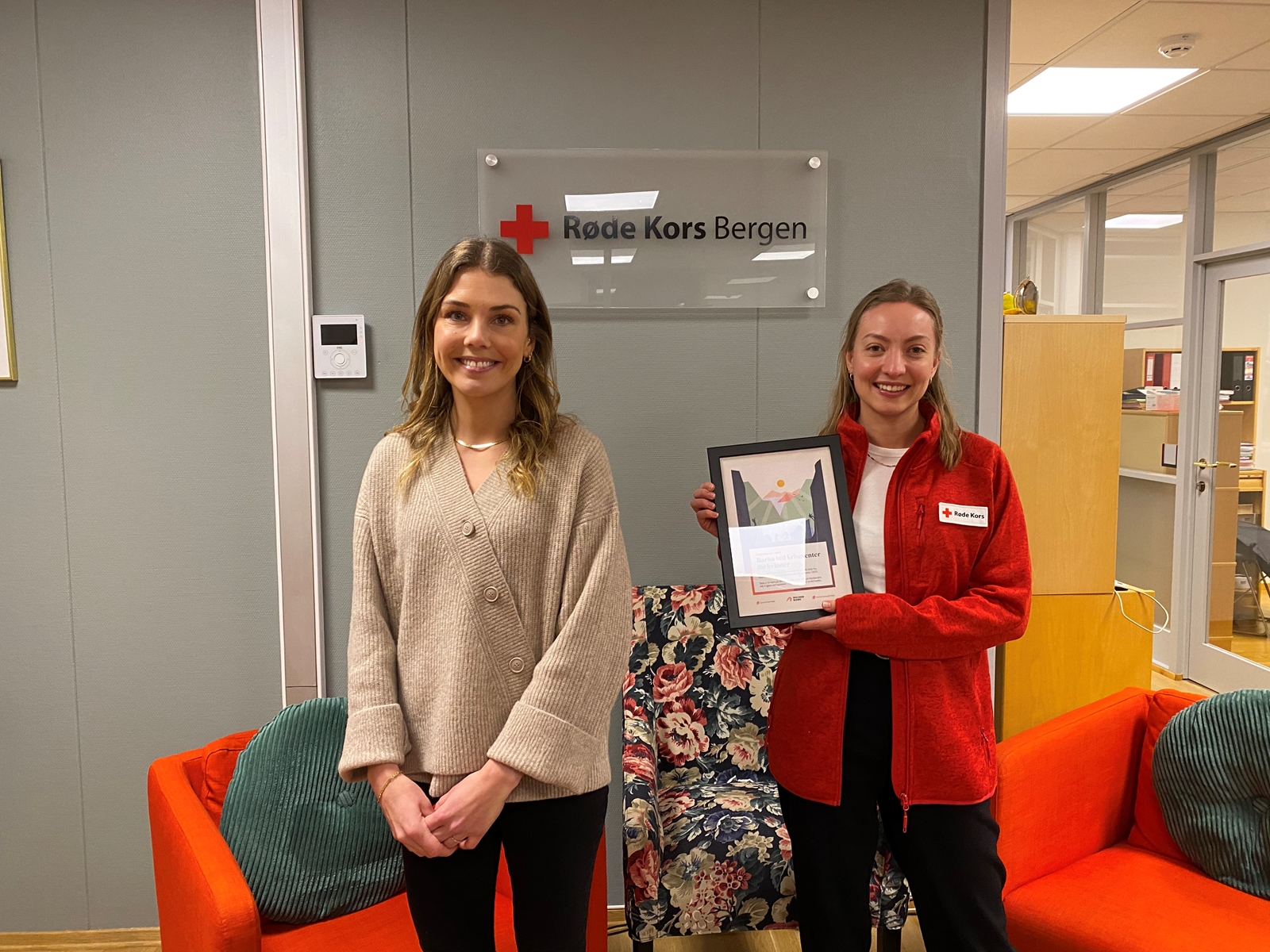 Gavetildeling til EVA fra Sparebanken vest hos Røde Kors i Småstrandgaten i Bergen