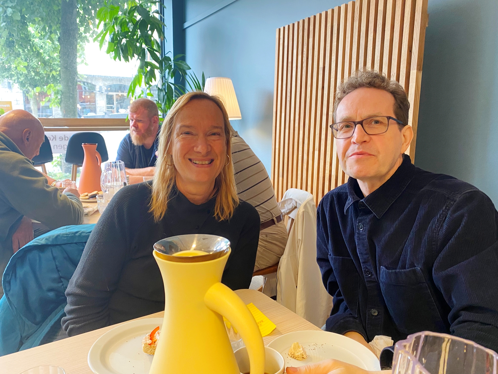 To utenlandske gjester på seniorkafeen til Bergen Røde Kors på Røde Kors-huset på Vetrlidsallmenningen.