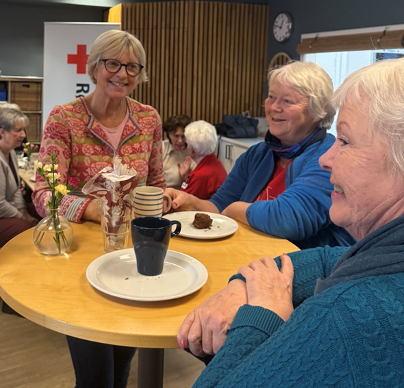 De frivillige Røde Kors-erne på Kraftverket er hele drivkraften bak seniorkafeen. Linda, Anne Lise og Torgunn er blant dem som stiller opp.