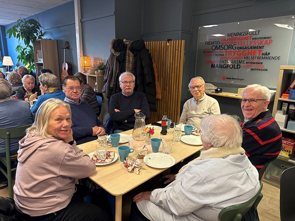 Svein og Per deler bord med Tone og Tor. De er julekonsertklare på Kraftverket denne tirsdagen.