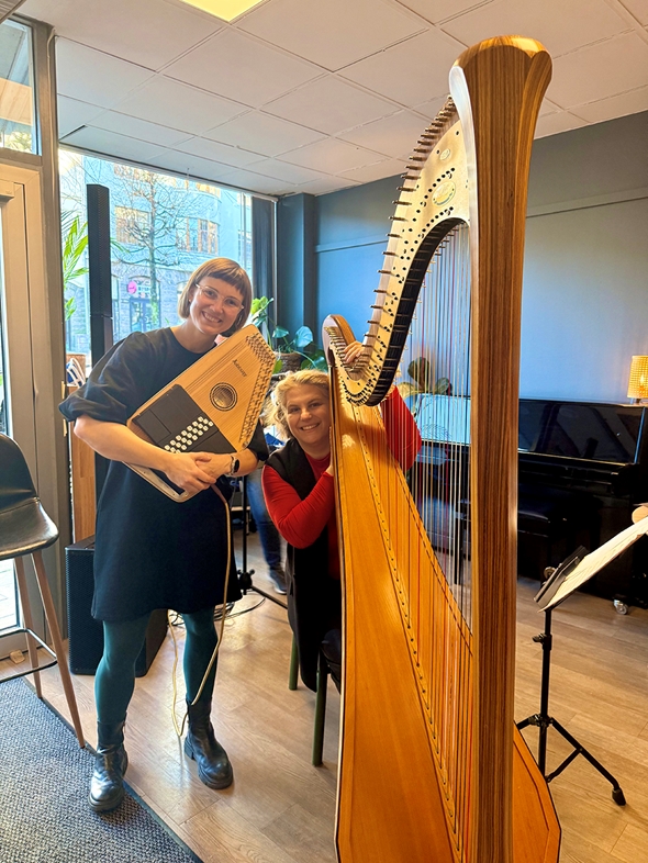 Sanger Guri Dypvik og harpist Marija Kadovic er musikkterapeuter fra Griegakademiet.
